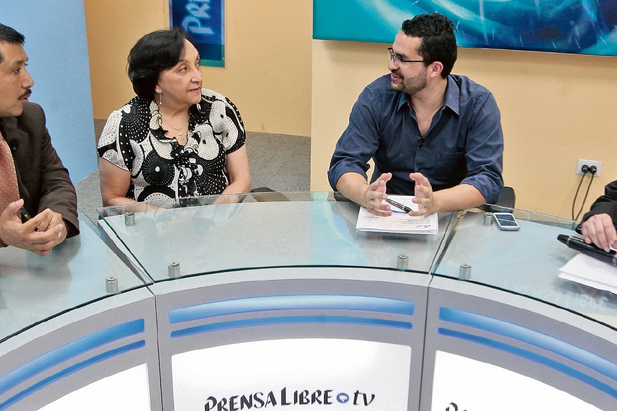 Los analistas Raquel Zelaya y Alejandro Pacheco —al centro— conversan con los periodistas Gustavo Montenegro y José Manuel Patzán, en el programa Diálogo Libre, sobre la crisis política que atraviesa el país.