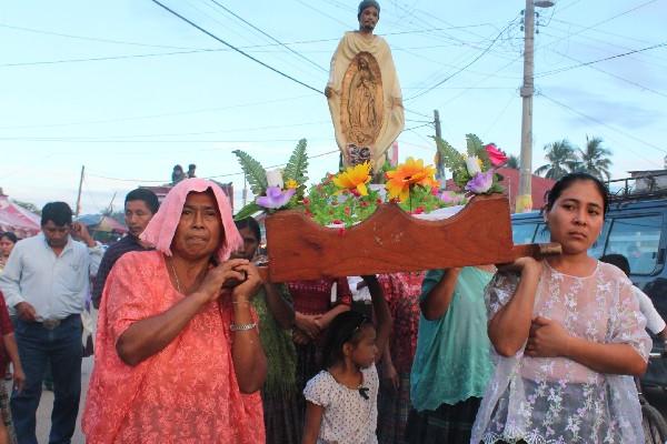 Procesión de la imagen de San  Juan Diego, con el grabado  de la Virgen de Guadalupe en la tilma, recorre calles de La Libertad, Petén.