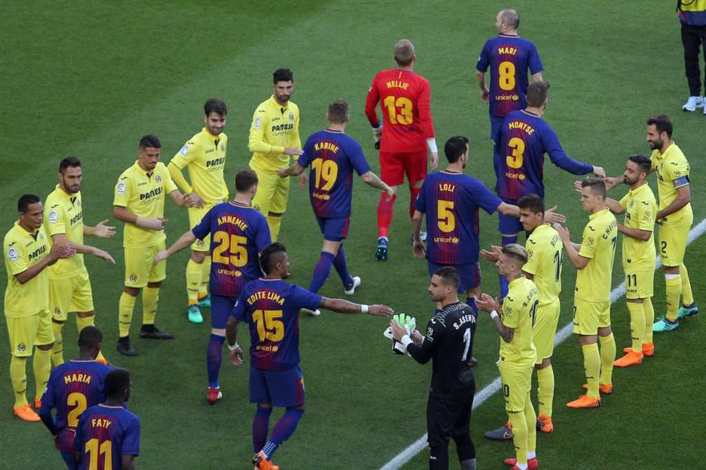 Los jugadores del Villareal hicieron el pasillo a los del FC Barcelona, que saltaron al campo con  los nombres de sus madres en las camisolas. (Foto Prensa Libre: EFE)