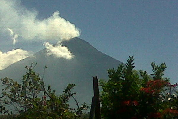 Incendio en volcán de Agua. (Foto: @sinaymartinez)
