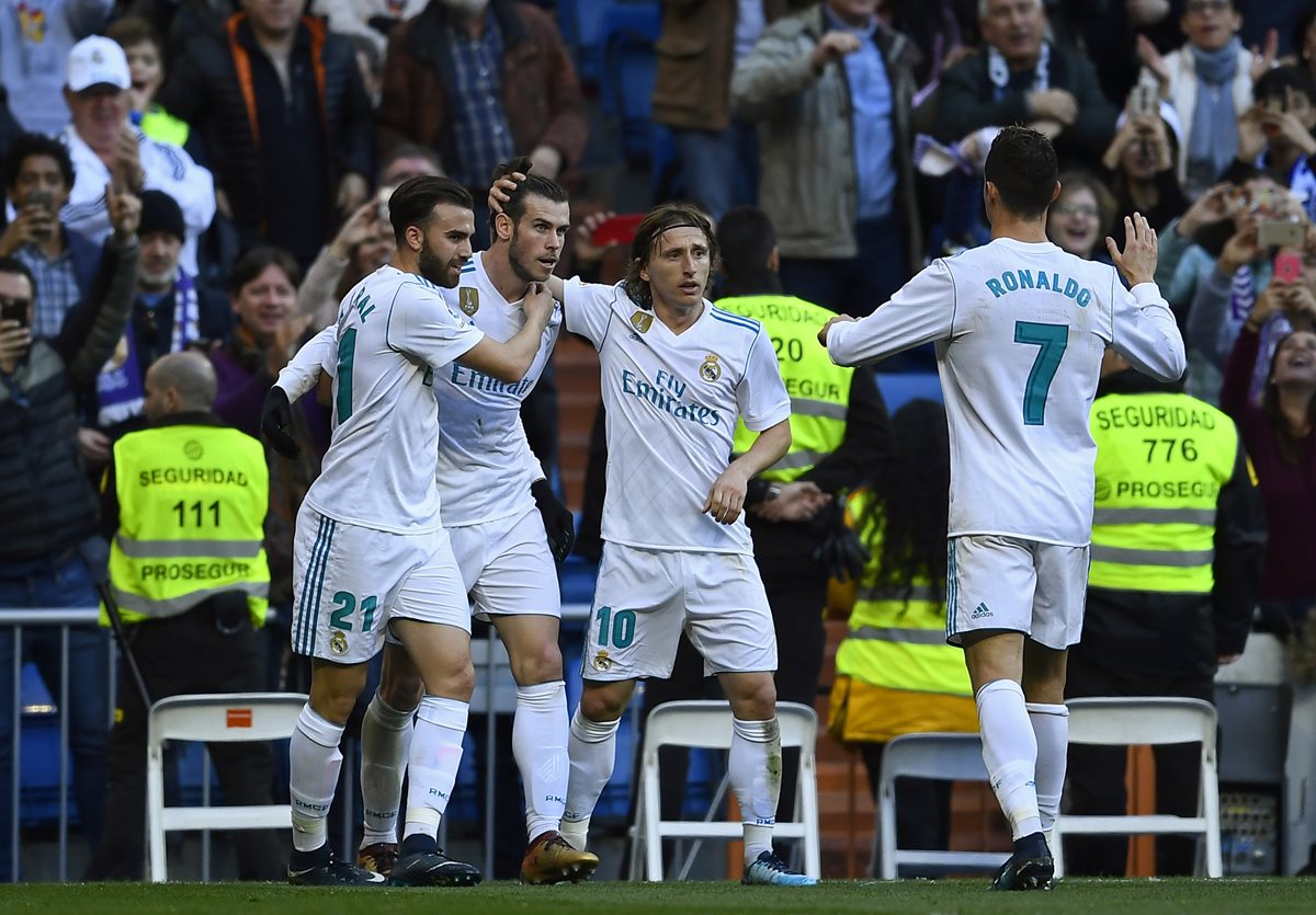 Los jugadores del Real Madrid festejan la anotación de Gareth Bale en la goleada al Deportivo. (Foto Prensa Libre: AFP)