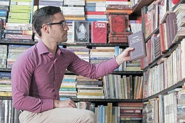 Son muchos los que todavía prefieren leer libros en su versión en papel. (Foto Prensa Libre: Álvaro Interiano)<br _mce_bogus="1"/>