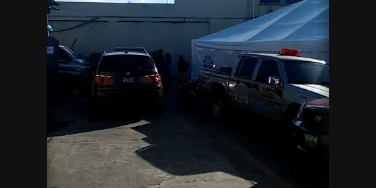 Un toldo, música y comida, era parte del ambiente el medio día de este viernes en la DGT. (Foto Prensa Libre)