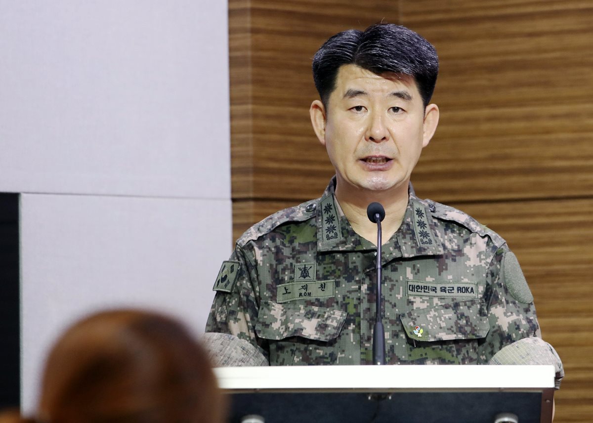 Roh Jae-cheon, portavoz del Estado Mayor Conjunto informó sobre los lanzamientos de misiles de Corea del Norte. (Foto Prensa Libre: EFE)