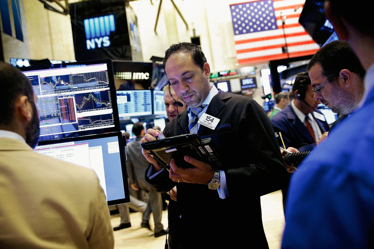 Un corredor de bolsa trabaja en la bolsa que hoy opera con normalidad. (PL-AP)