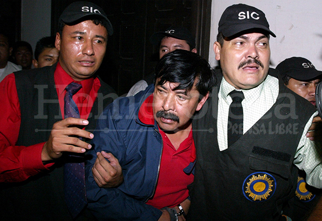 Abadío Molina es detenido por agentes de la PNC el 14 de julio de 2004. (Foto: Hemeroteca PL)