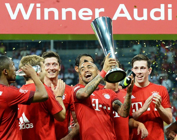 Arturi Vidal (con la copa) encabeza la celebración del título conseguido por los bávaros.(Foto Prensa Libre: AFP)
