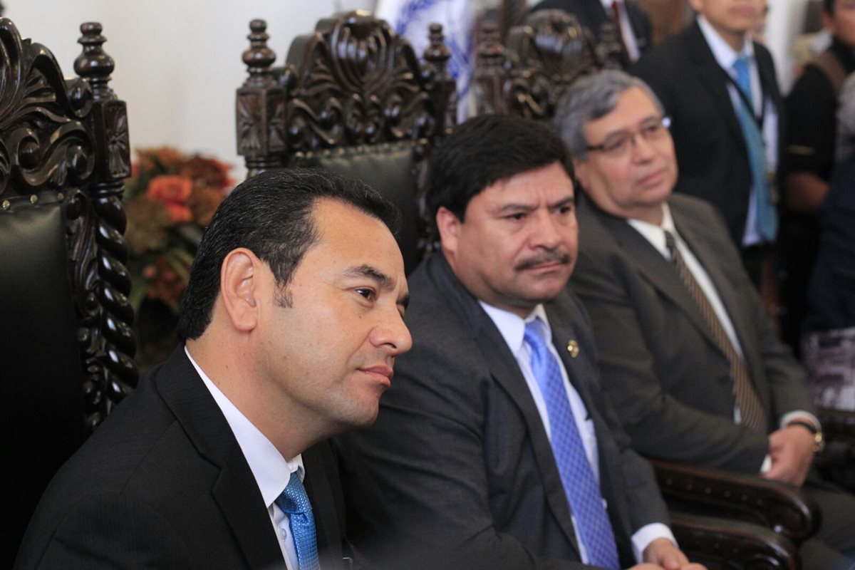 El electo presidente de Guatemala, Jimmy Morales, y el presidente de la Corte Suprema de Justicia, Rafael Rojas, y el vicepresidente de la nación, Jafeth Cabrera, se reunieron con el pleno de magistrados (Foto Prensa Libre: Edwin Bercián). 