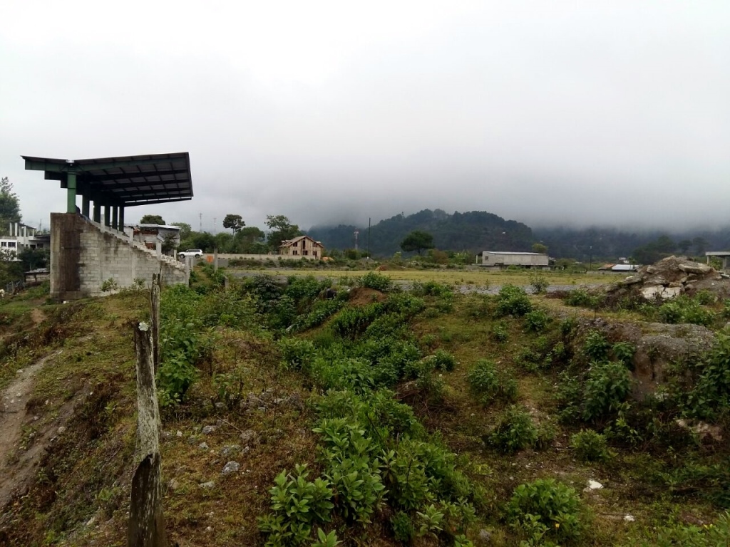 La construcción del estadio municipal de Chicamán quedó abandonada en 2010, a pesar de que se pagó el 80% del total. (Foto Prensa Libre: Óscar Figueroa).