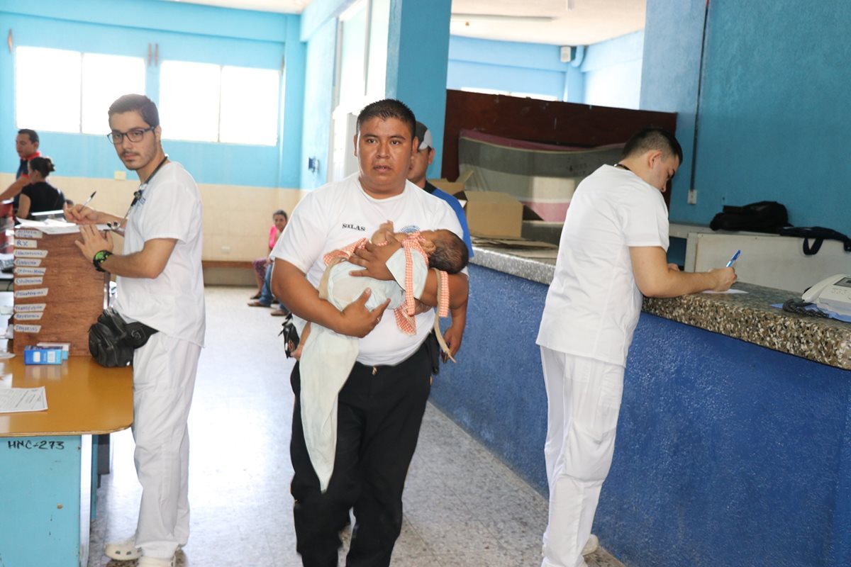 La bebé de 3 meses también fue internada.(Prensa Libre: Mario Morales.)