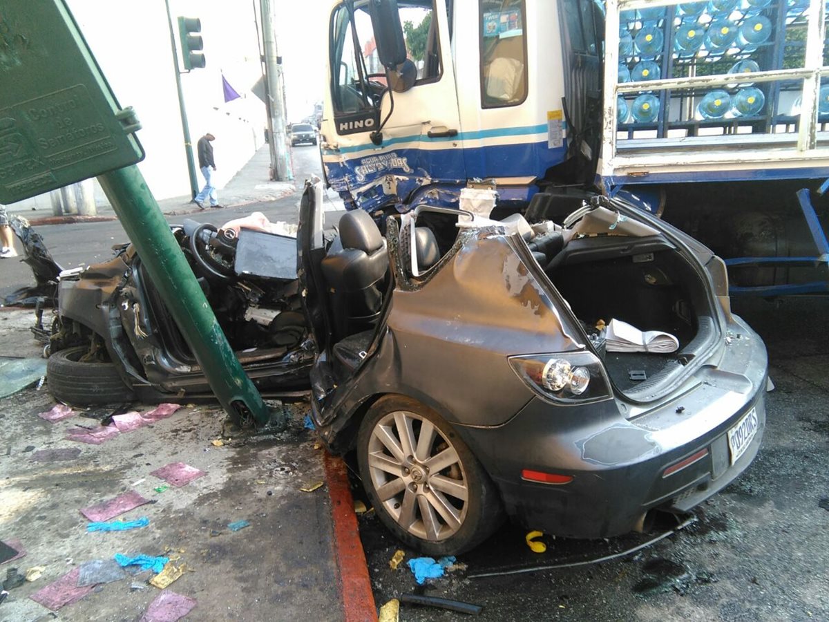 Un camión repartidor chocó contra un vehículo en la zona 1, donde se reportó una persona muerta. (Foto Prensa Libre: Estuardo Paredes)