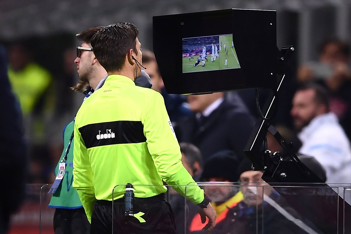 En algunas ligas europeas se usó el videoarbitraje. (Foto Prensa Libre: AFP)
