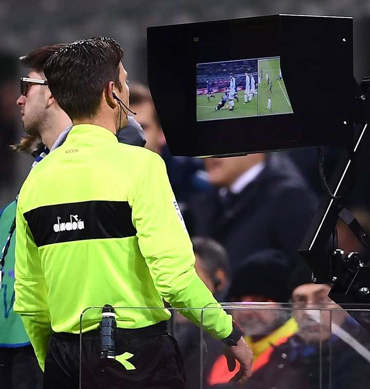 En algunas ligas europeas se usó el videoarbitraje. (Foto Prensa Libre: AFP)