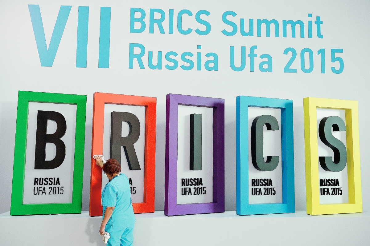 Trabajadores limpian el logo de la cumbre Brics, en Moscú. (PL- AFP).