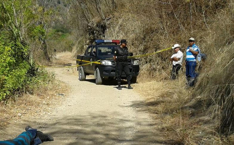 Lugar donde fue localizado el cadáver de un hombre es acordonado por la PNC, en San Jacinto. (Foto Prensa Libre: Edwin Paxtor)
