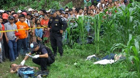 Agentes de la Policía y Fiscales del Ministerio Público recaban evidencias en la escena del crime n. (Foto Prensa Libre: Eduardo Sam)
