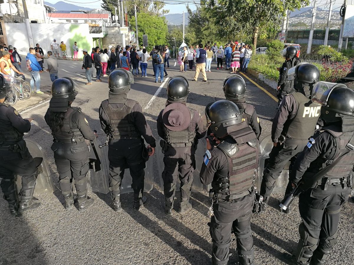 Agentes de la PNC dialogan con vecinos de la colonia Los Álamos, zona 6 de San Miguel Petapa. (Foto Prensa Libre: Esbin García)