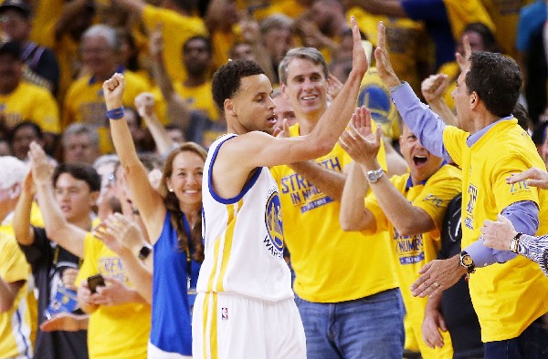 Curry celebró de forma eufórica el triunfo de los Warriors de Golden State (Foto Prensa Libre: AFP)