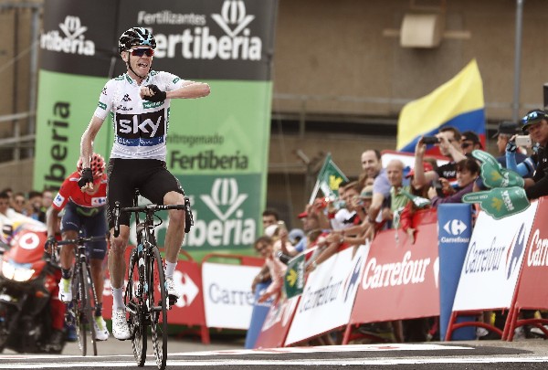 Chris Froome celebra el triunfo de la etapa 11 de la Vuelta a España. (Foto Prensa Libre: EFE)