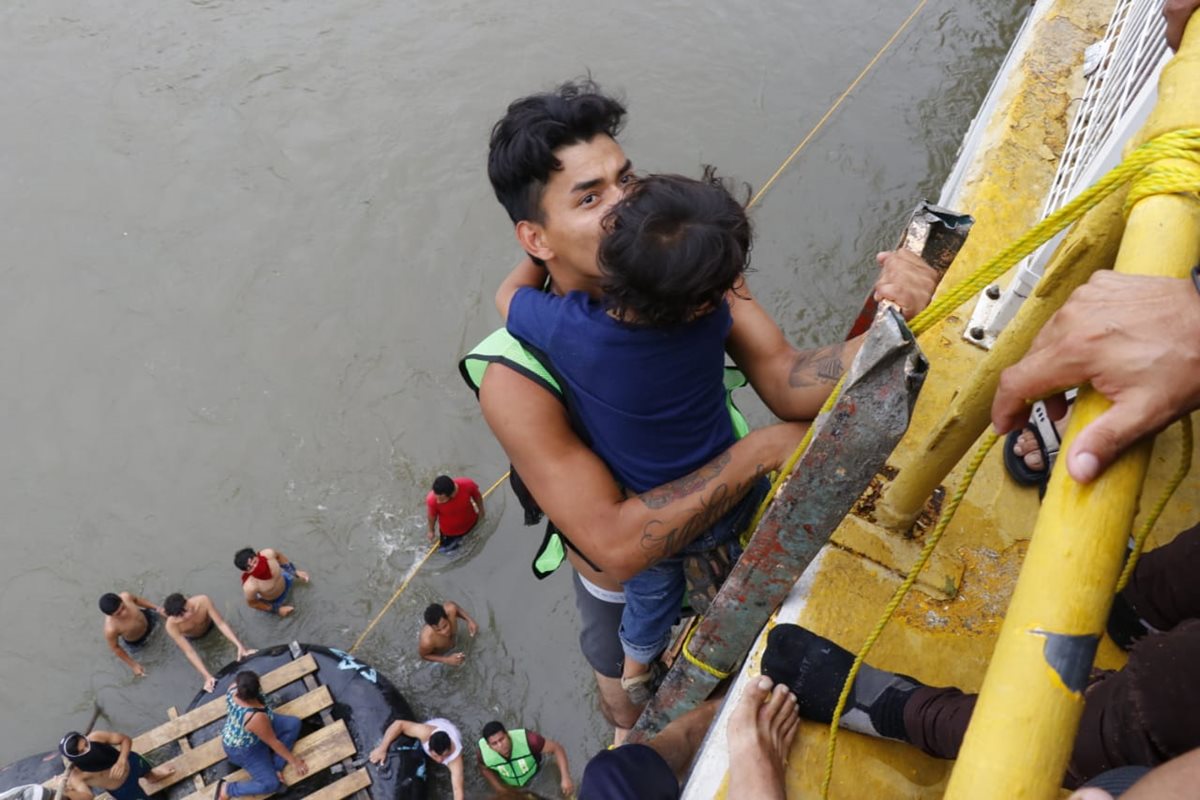 Ante la deseperación por ingresar a México, un grupo de hondureños optó por usar balsas y cruzar el río Suchiáte. (Foto Prensa Libre: Rolando Miranda)