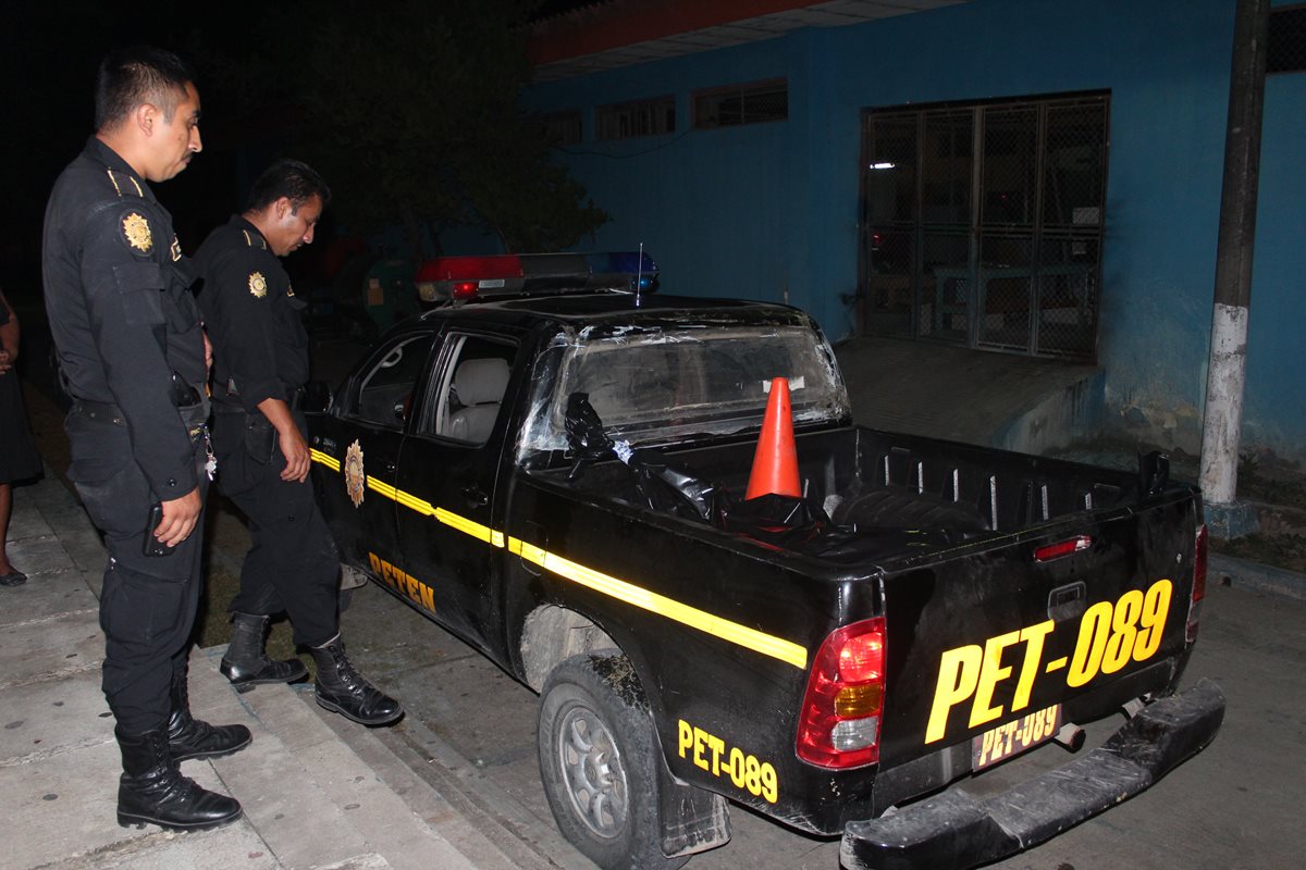 Agentes policiales resguardan el cuerpo de una de las víctimas muertas a balazos en Petén. (Foto Prensa Libre: Rigoberto Escobar)