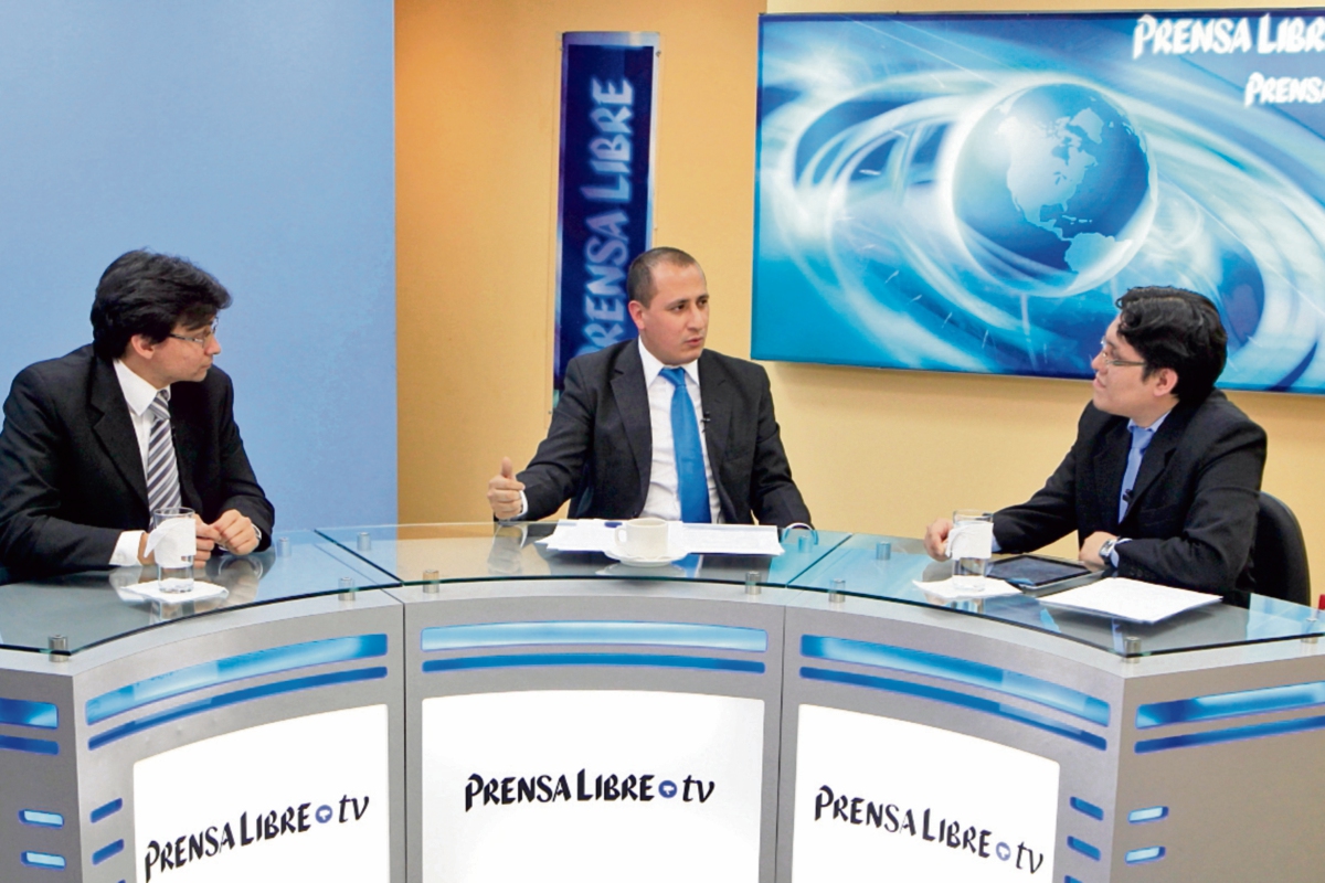 Los politólogos Javier Brolo y Luis Chávez analizan los casos de corrupción con el periodista José Manuel Patzán, durante el programa Diálogo Libre.