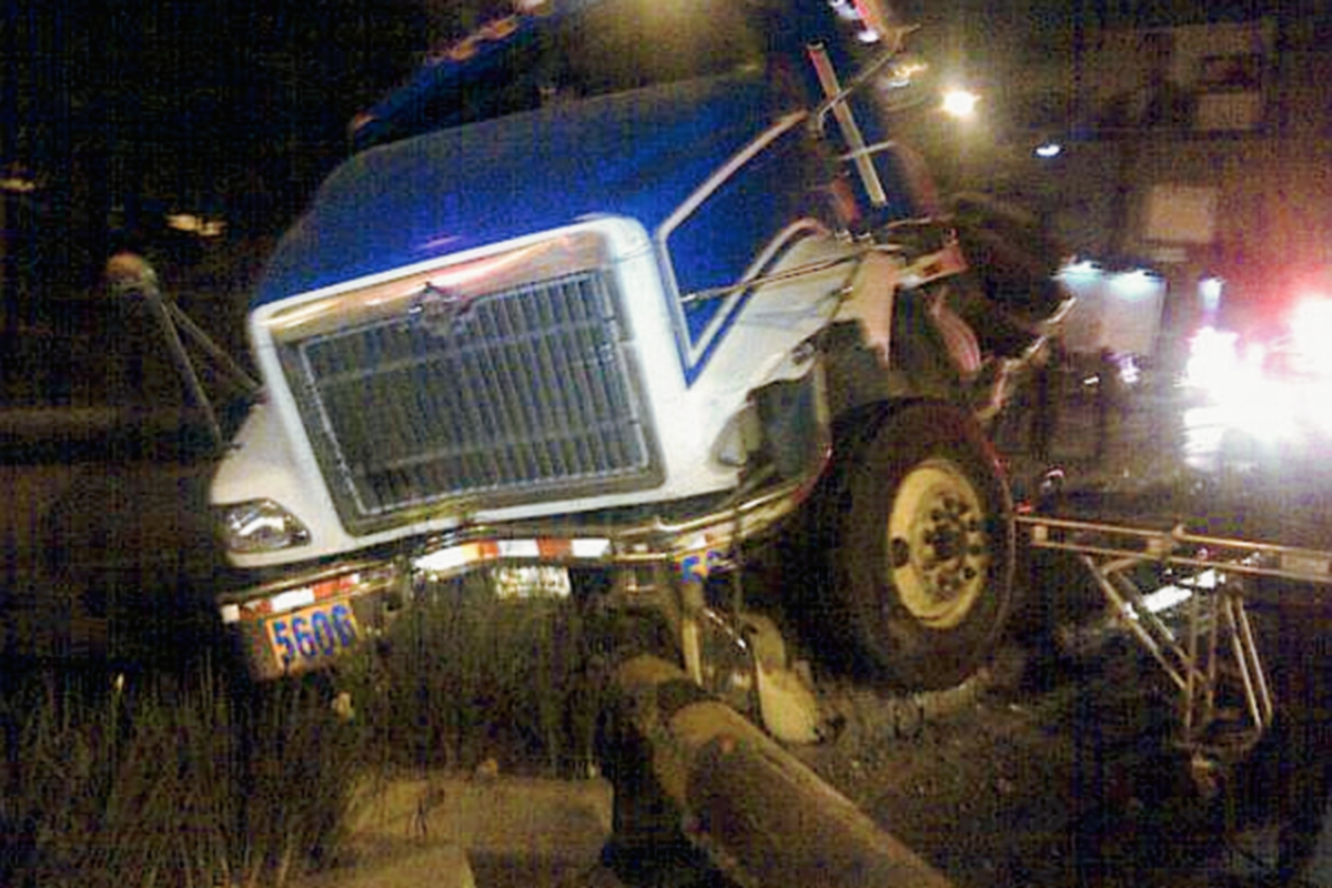En el kilómetro seis un camión de piedrín colisionó con un vehículo.Foto Prensa Libre Cortesía: Dalia Santos.