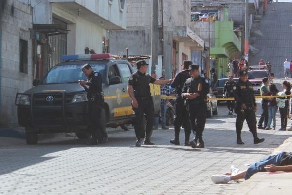  Agentes de Policía Nacional Civil  en la escena del crimen. (Foto Prensa Libre: Víctor Chamalé)