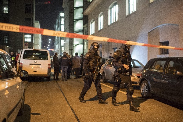Varios policías llegan a la escena de la balacera en Zurich, Suiza. (Foto Prensa Libre: EFE)