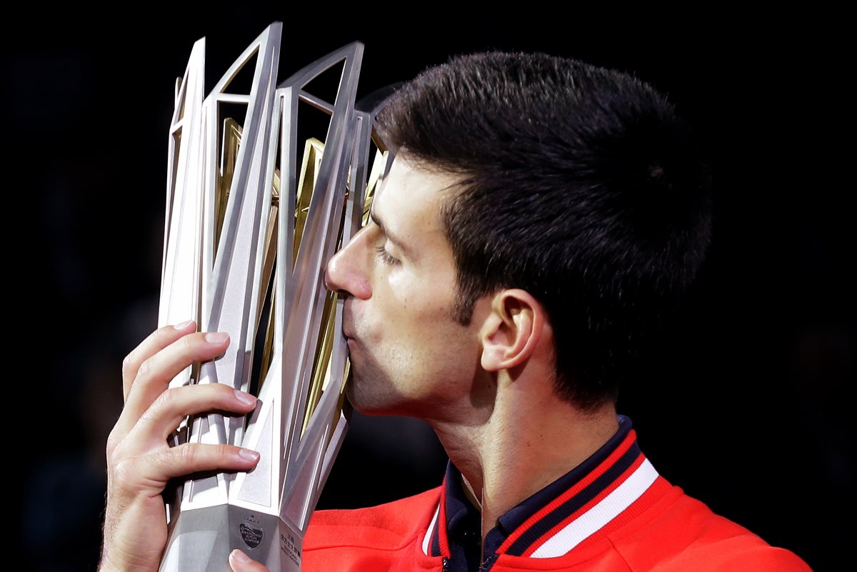 Novak Djokovic celebró un nuevo título. (Foto Prensa Libre: AP)