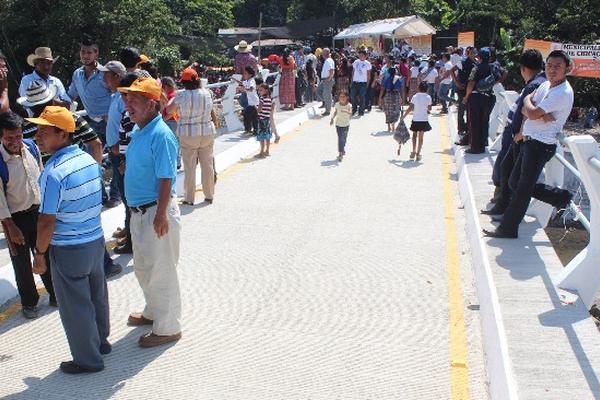 Vecinos de San Juan Moca, Chicacao, Suchitepéquez, caminan sobre el nuevo puente (Foto Prensa Libre: DANILO LÓPEZ).