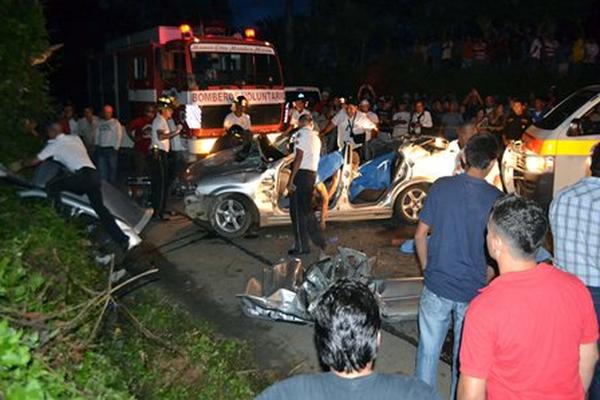 Cinco miembros de una familia de Morales, Izabal, perecieron trágicamente en accidente de tránsito esta tarde. (Foto Prensa Libre: Edwin Perdomo)<br _mce_bogus="1"/>