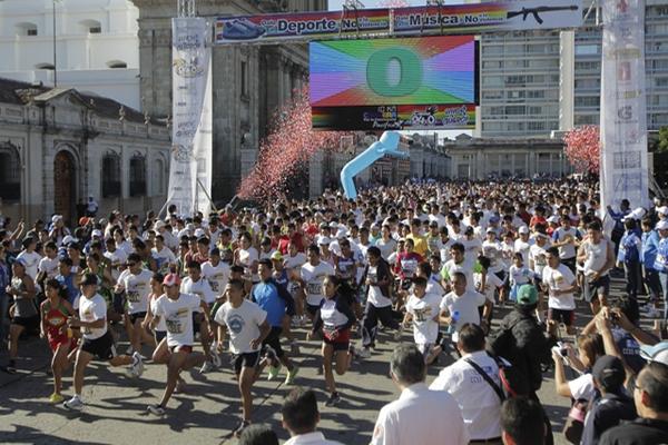 La carrera contó con la participación de más de siete mil personas y busca promover la denuncia ciudadana, además de una cultura de paz. (Foto Prensa Libre: Álvaro Interiano).<br _mce_bogus="1"/>
