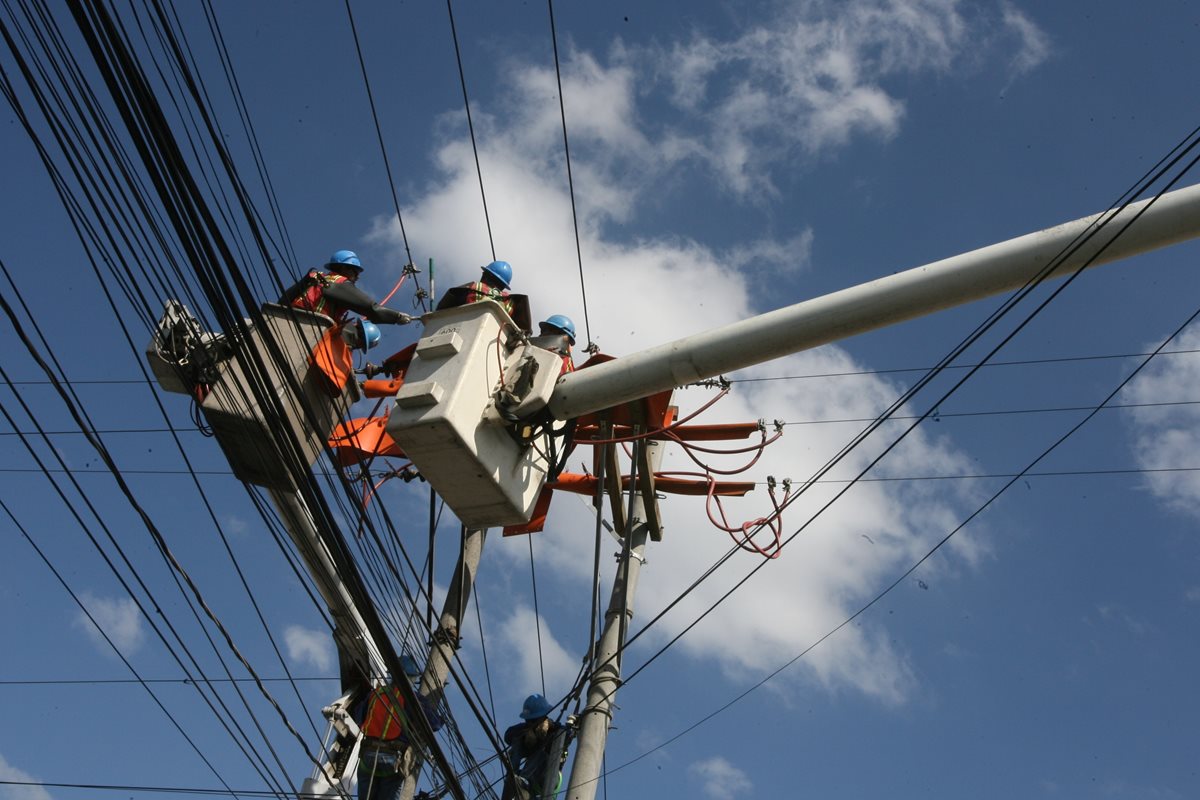 Sector eléctrico se mantiene en alerta para atender problemas con el servicio de energía (Foto Prensa Libre: Esbin García)