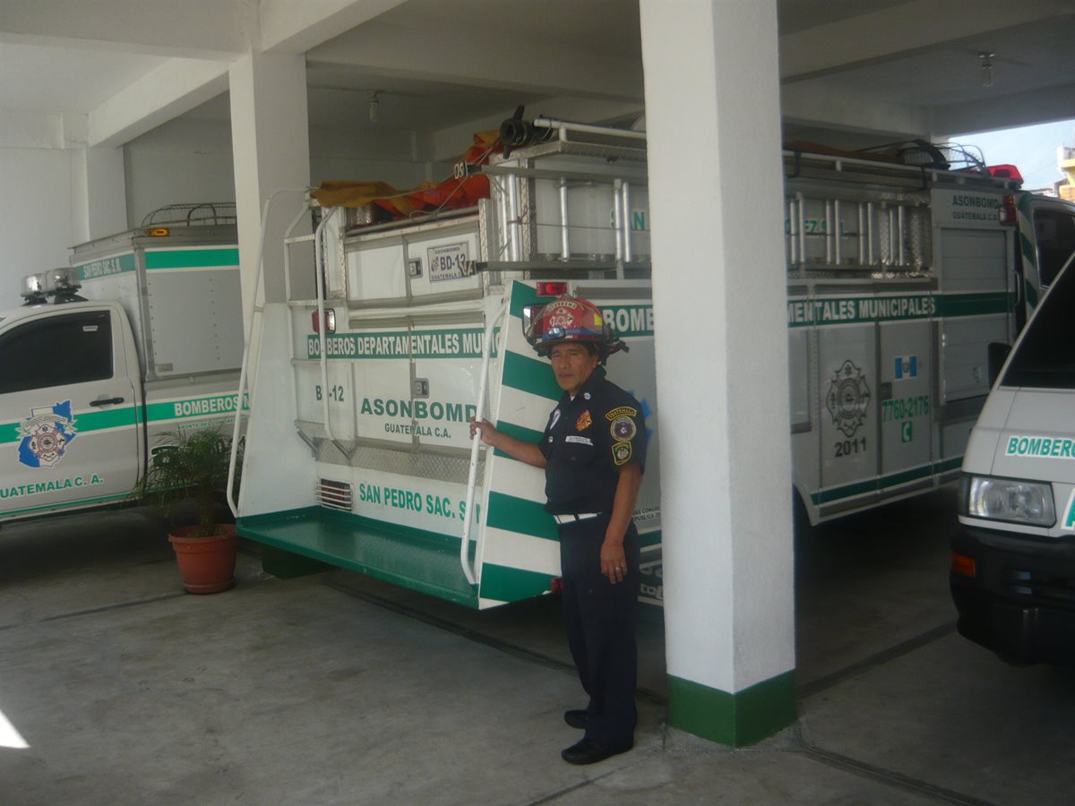 Un socorrista muestra algunas de las unidades de socorro con las que cuentan los Bomberos Municipales Departamentales en San Marcos. (Foto Prensa Libre: Genner Guzmán)