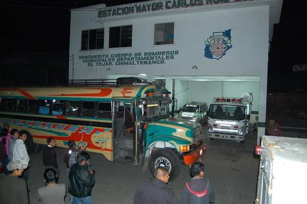 Pasajeros permanecen fuera del autobús atacado. (Foto Prensa Libre: Víctor Chamalé)<br _mce_bogus="1"/>