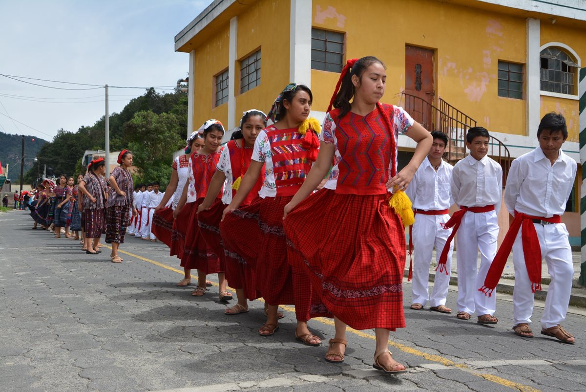 Jóvenes de San Juan de Argueta, Sololá, participan en inauguración de la feria en honor a San Juan Bautista. (Foto Prensa Libre: Édgar René Sáenz)