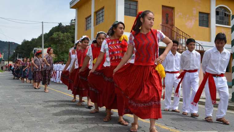 Jóvenes de San Juan de Argueta, Sololá, participan en inauguración de la feria en honor a San Juan Bautista. (Foto Prensa Libre: Édgar René Sáenz)