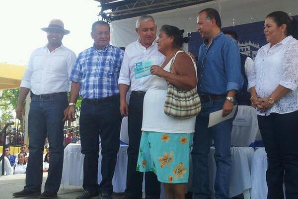 Pérez Molina hace entrega simbólica del Bono Seguro. (Foto Prensa Libre: Alex Rojas)