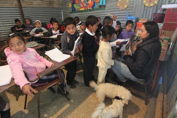 Niños de la escuela en la aldea Plan Grande, Palencia, comienzan  las clases en aulas construidas con  lámina.