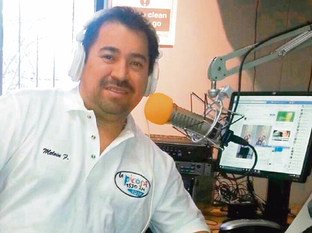 Falla trabaja en el programa Fiesta en Centroamérica de radio La Picosa. (Foto Prensa Libre: Cortesía).