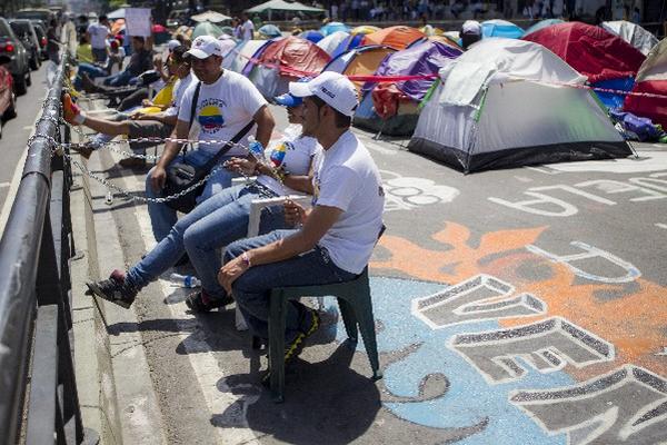 Grupo protesta contra el gobierno de Nicolás Maduro, en Chacao, Caracas, Venezuela. (Foto Prensa Libre: EFE)