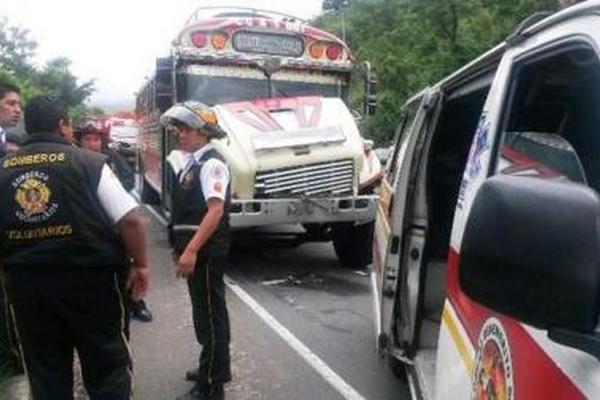 Colisión de bus extraurbano deja seis heridos en vuelta El Chilero, ruta a El Salvador (Foto Prensa Libre: Bomberos Voluntarios)<br _mce_bogus="1"/>