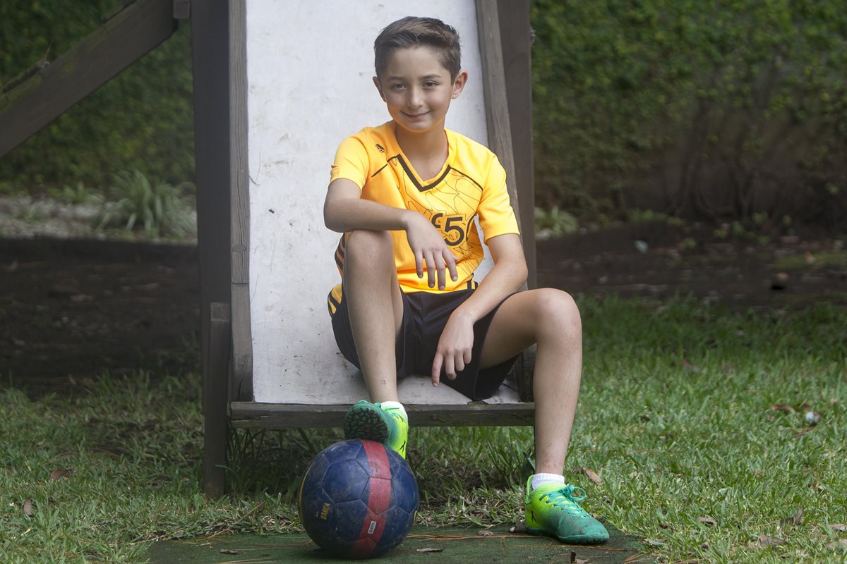 Adrián Morales lleva entrenando futbol profesionalmente la mitad de su vida, 5 años. (Foto Prensa Libre: Norvin Mendoza)