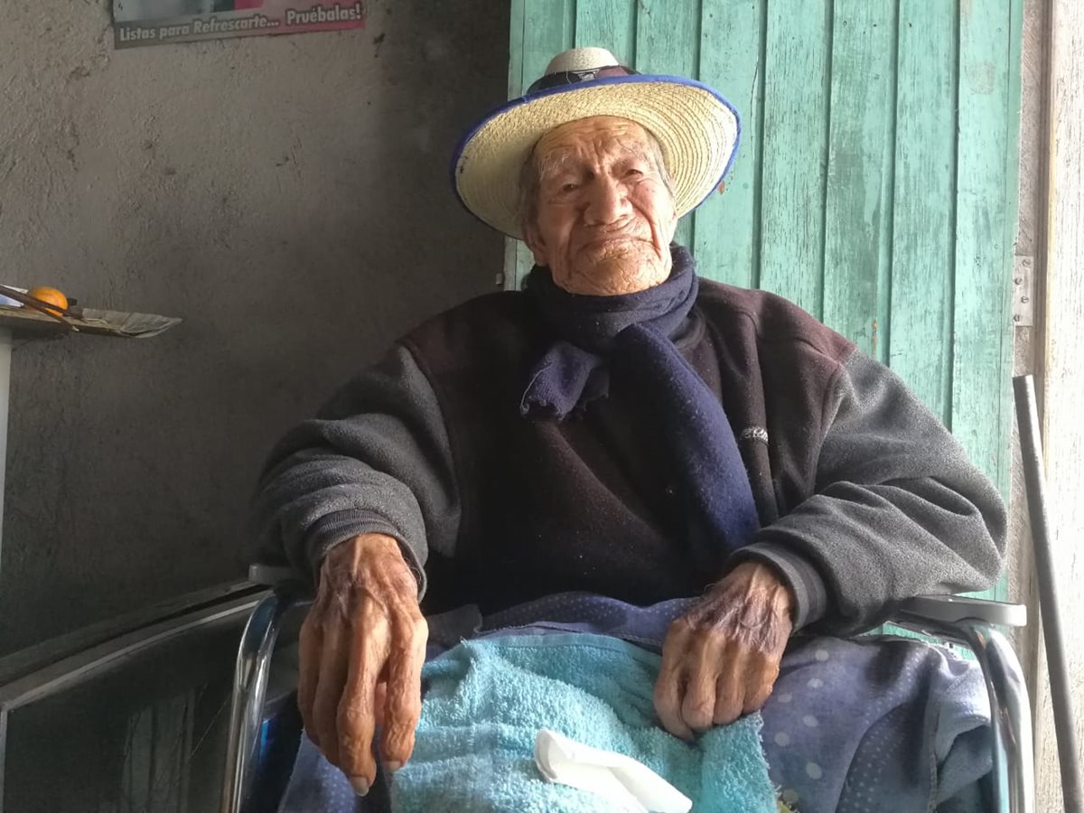 Salvador Alvarado cumplió 102 años el 12 de septiembre. (Foto Prensa Libre: Fred Rivera)