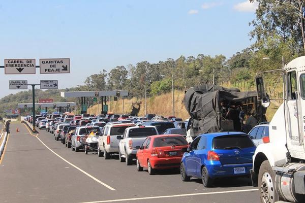 Largas filas de vehículos se forman este sábado en las garitas de peaje de la carretera entre Palín y Escuintla. (Foto Prensa Libre: Enrique Paredes)<br _mce_bogus="1"/>
