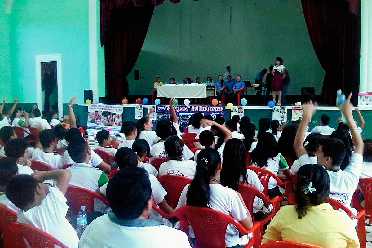Algunos adolescentes plantearon preguntas durante un foro sobre educación sexual, llevado a cabo en Guastatoya, El Progreso. (Foto Prensa Libre: Héctor Contreras)
