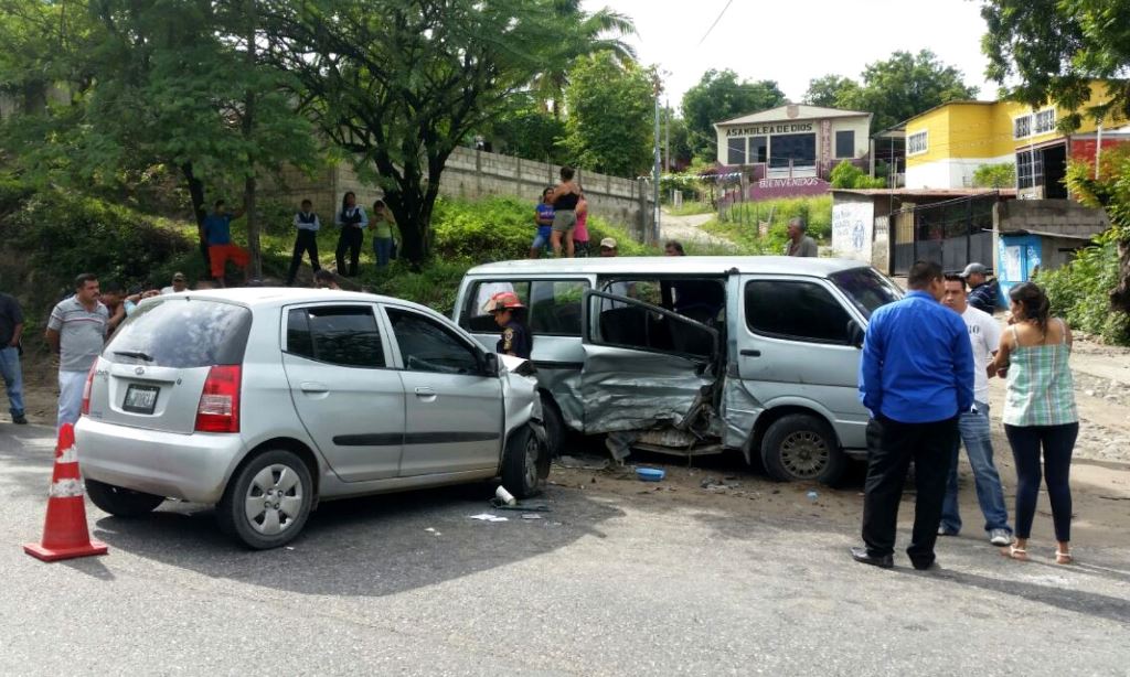 Automotores quedaron con daños a causa del accidente en San Agustín Acasaguastlán, El Progreso. (Foto Prensa Libre: Héctor Contreras).