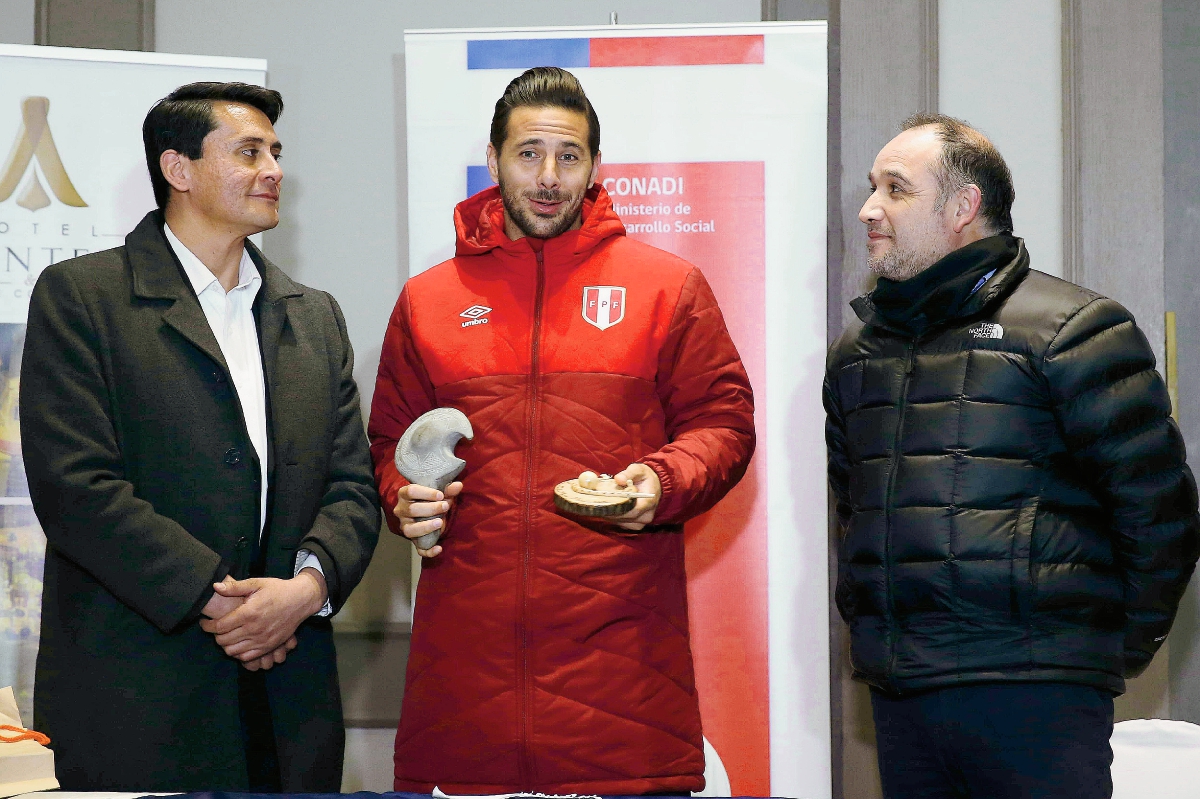 Pizarro recibió dos reconocimientos por parte de autoridades indígenas chilenas.
