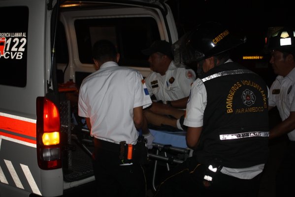 Un joven de 17 años fue vapuleado la noche del miércoles en San Miguel Petapa. (Foto Prensa Libre: Bomberos Voluntarios)